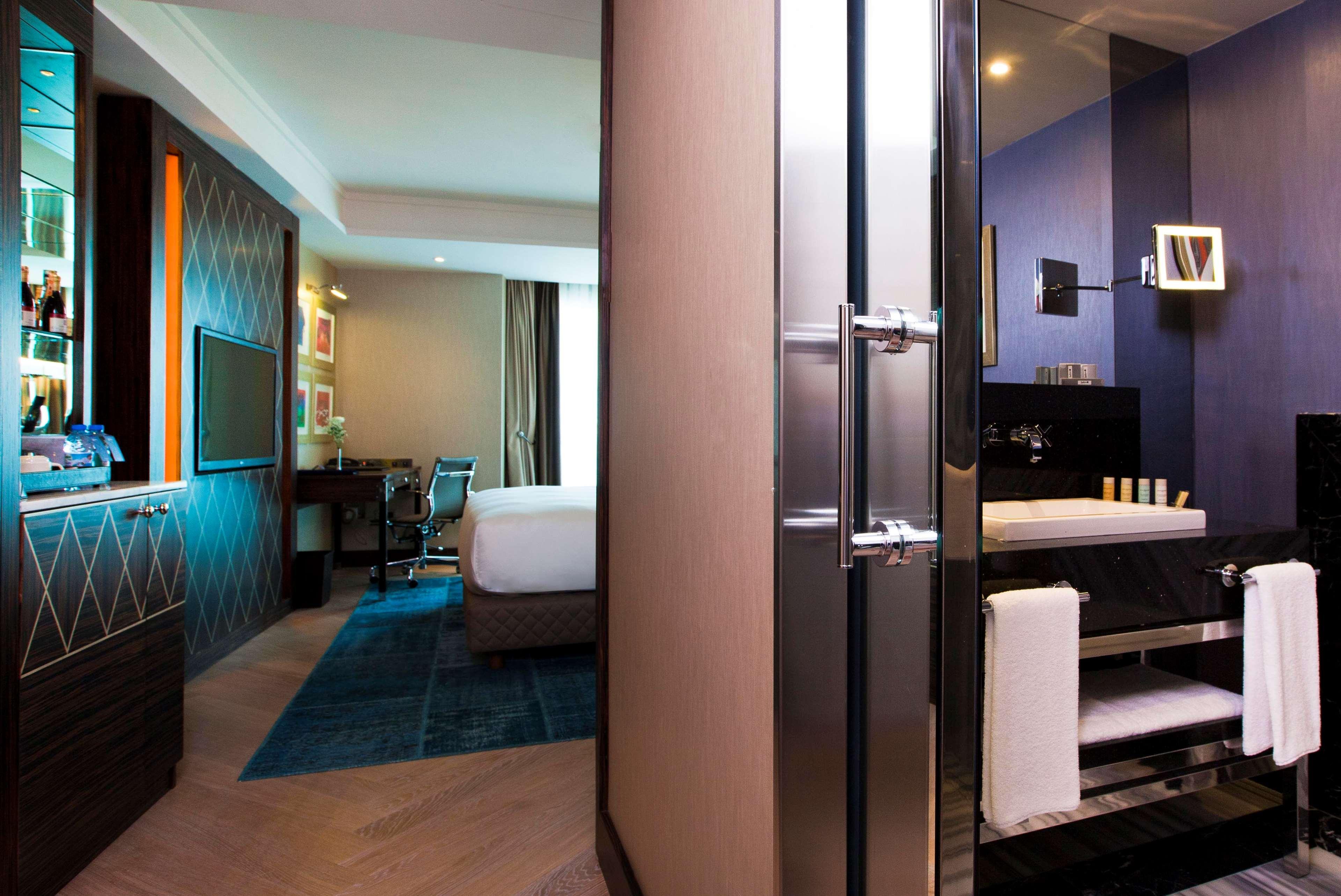 Radisson Blu Hotel Istanbul Pera Exterior photo A room at the hotel