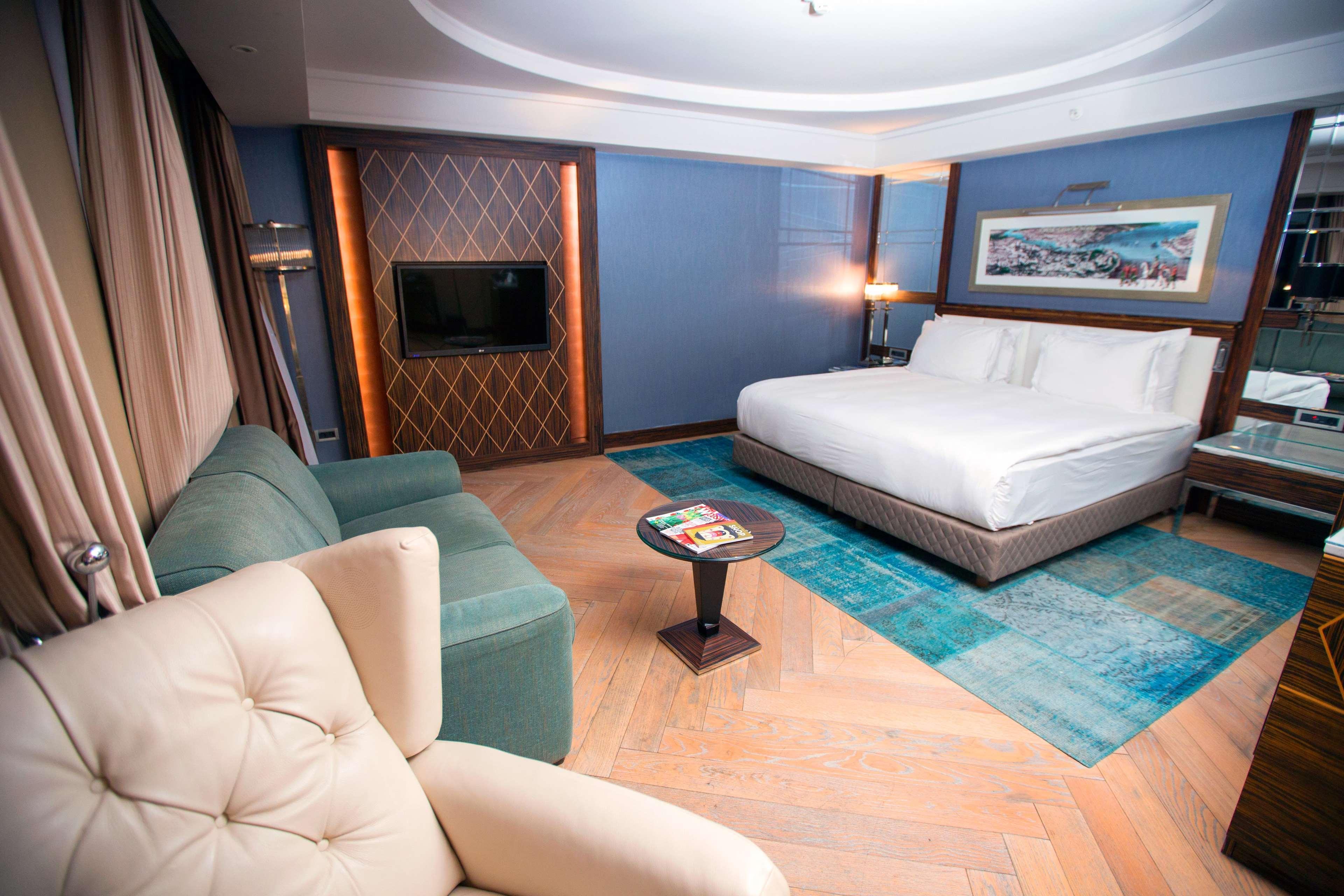 Radisson Blu Hotel Istanbul Pera Exterior photo A room at the hotel