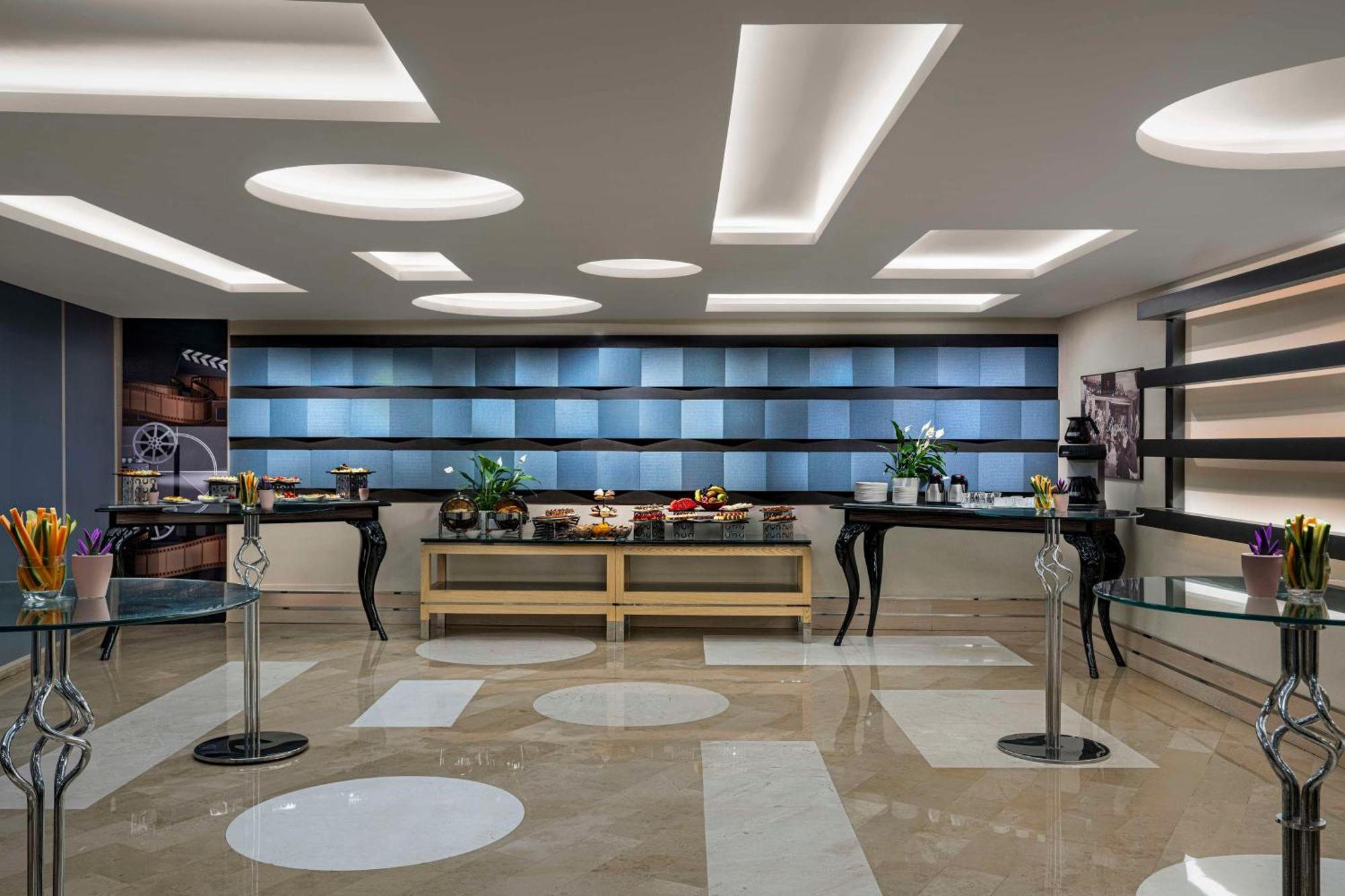 Radisson Blu Hotel Istanbul Pera Exterior photo The interior of the lounge
