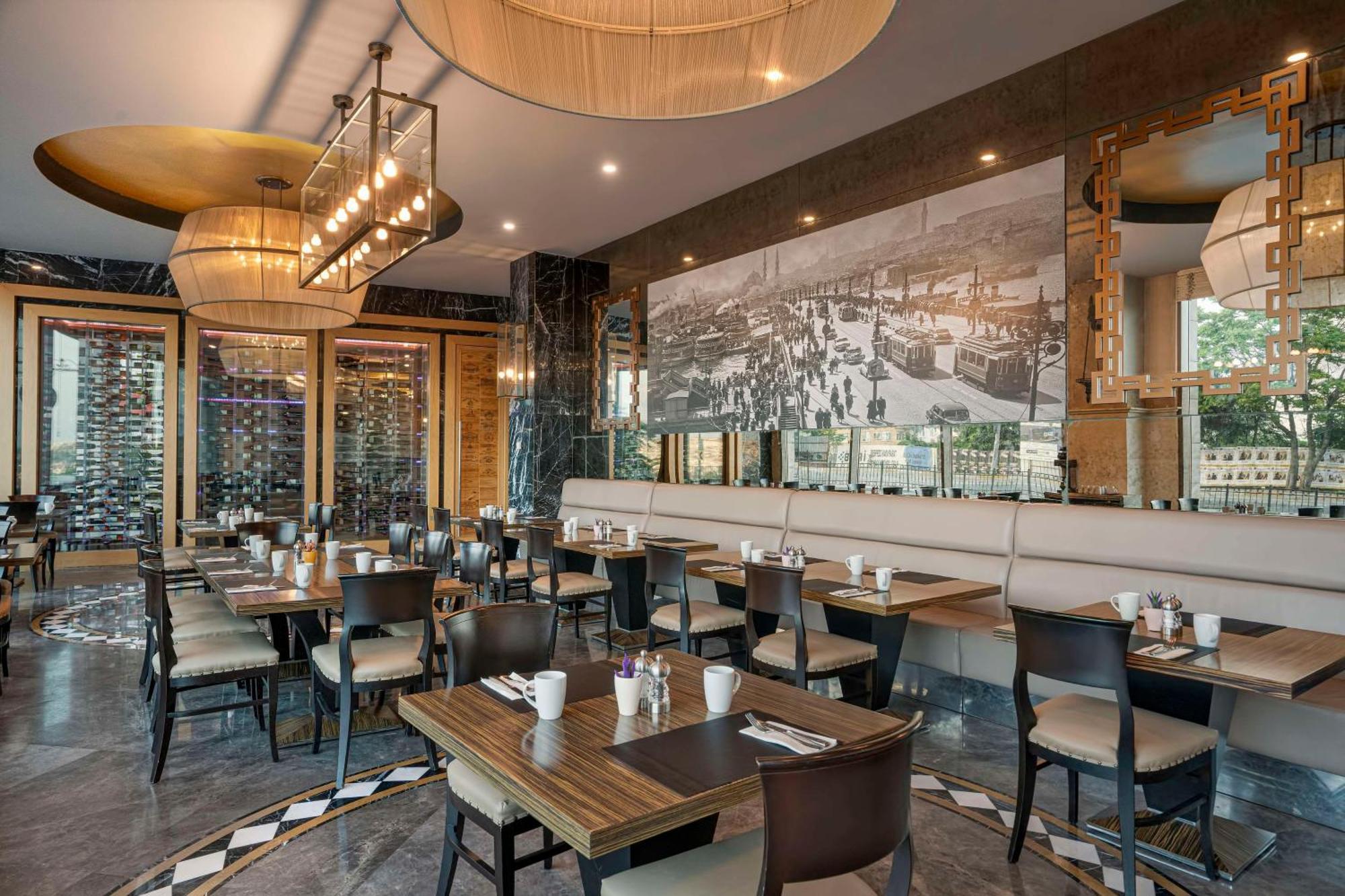 Radisson Blu Hotel Istanbul Pera Exterior photo The interior of the restaurant