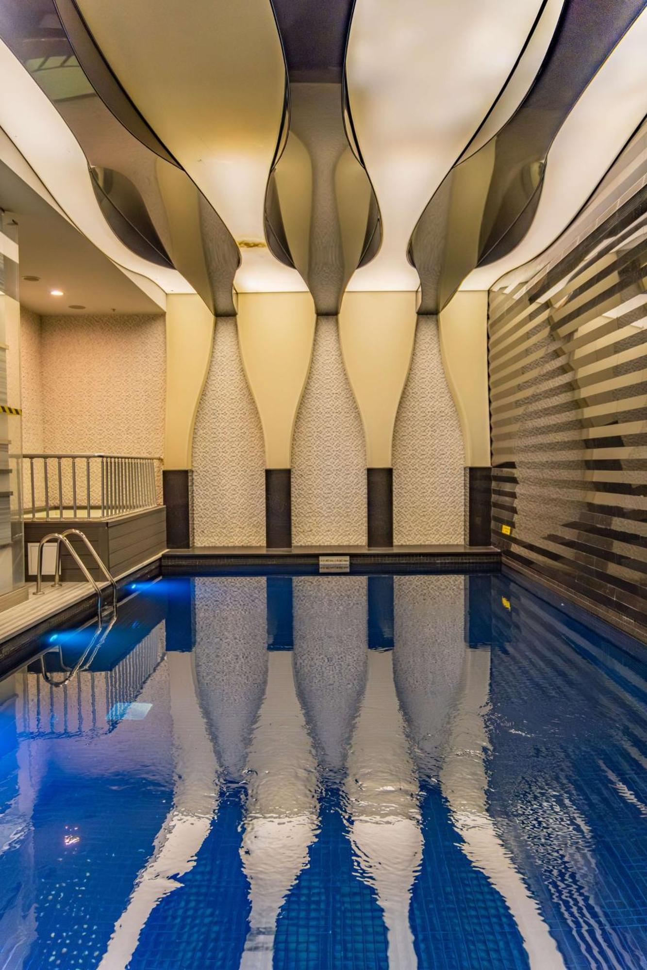 Radisson Blu Hotel Istanbul Pera Exterior photo The swimming pool at the hotel